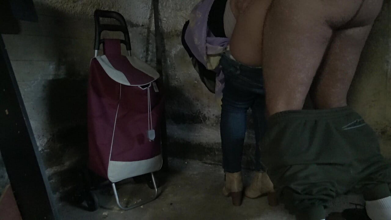 Σύριος πρόσφυγας πιάστηκε από Γερμανό σπιτονοικοκύρη - ANAL FICKEN