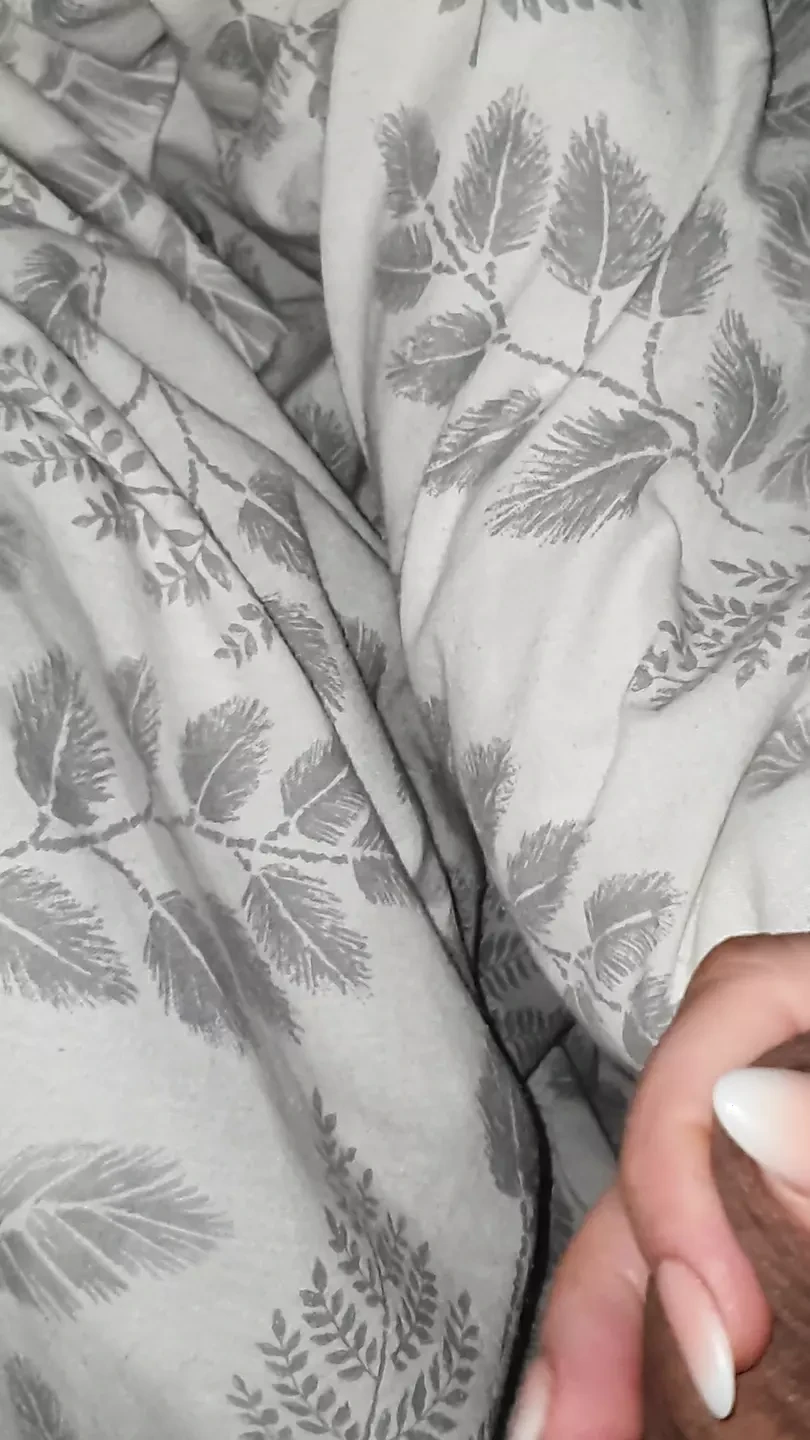 Stiefmoeder trekt stiefzoon lul af in bed na de eerste keer