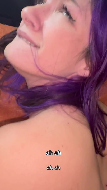 Esta chica cachonda está cabalgando, chupando y corriéndose en mi culo