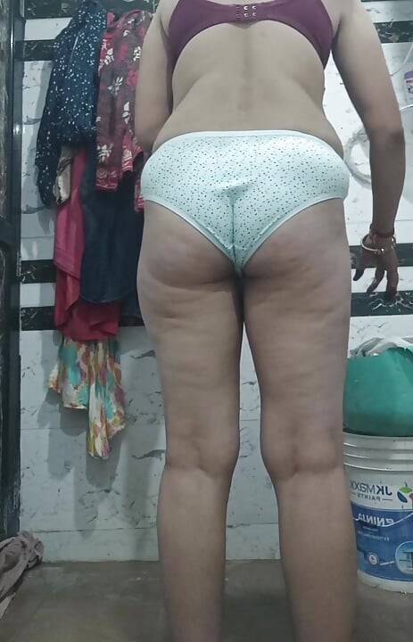 Priya Bhabi Sexy Painty Show