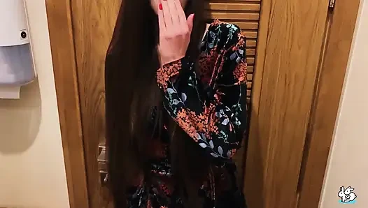 Çoraplı esmer kadın yeni yıl arifesinde banyoda sikiliyor