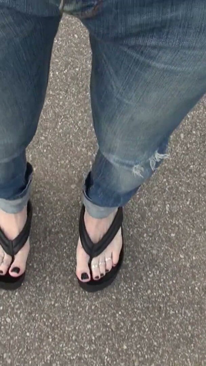 Crossdresser com pés sexy a exibir o pau | Clip 1