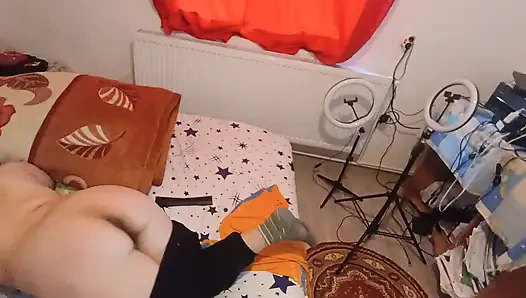 Aku mengisapnya dan menyetubuhi diriku sendiri dengan baik