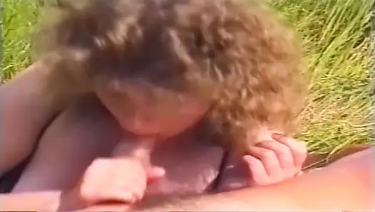 Дикий секс на улице с возбужденной крошкой-брюнеткой, трахающейся пальцами