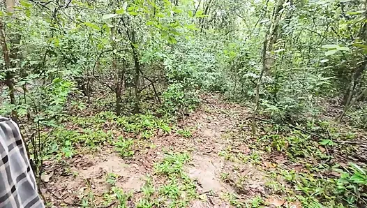 Thailändisches Mädchen läuft und prahlt damit, trotzdem Pilze zu pflücken, im Wald zu pinkeln Thailändische Stimme