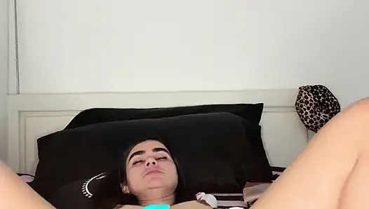 Melody lagi asik muasin memeknya pakai mainan seks favoritnya!