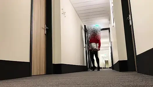 Travesti otel koridorunda teşhir ediyor