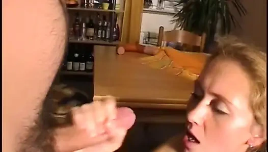 Sarışın genç kız sikilmeden önce yemek fetişini yerine getiriyor