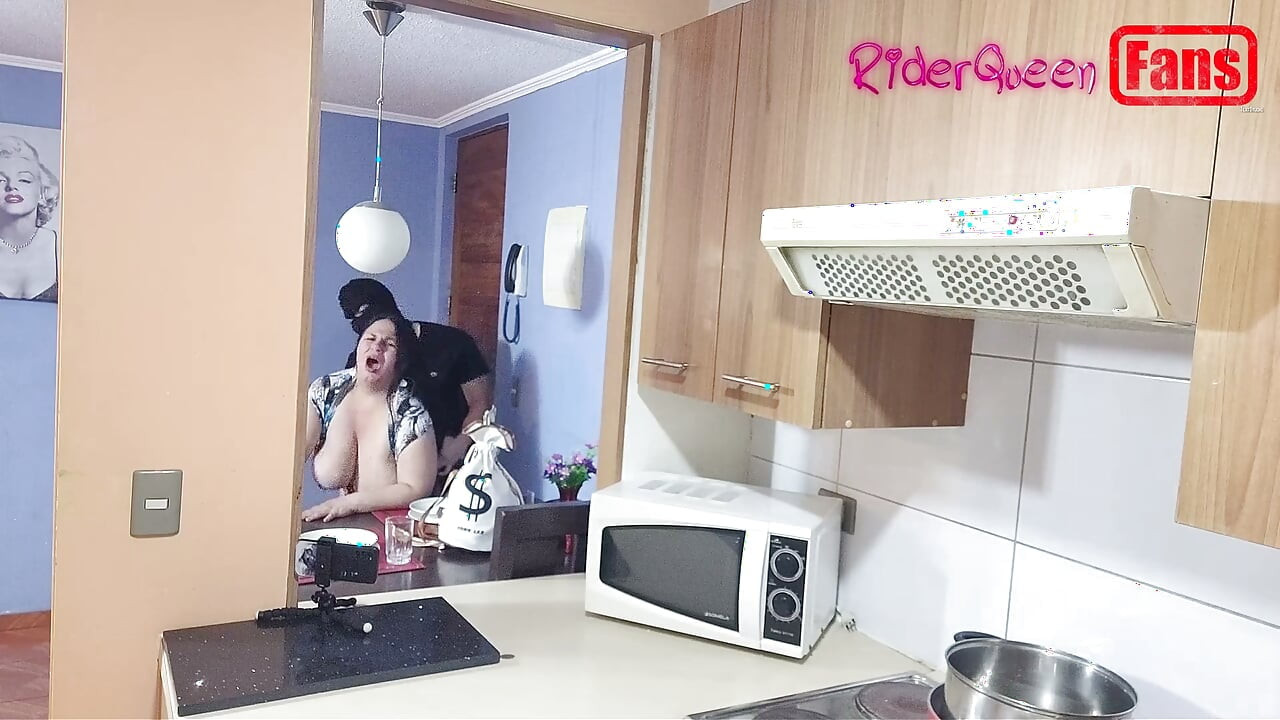 Video cho người hâm mộ: một chàng trai trẻ đeo mặt nạ đụ tôi trong nhà bếp