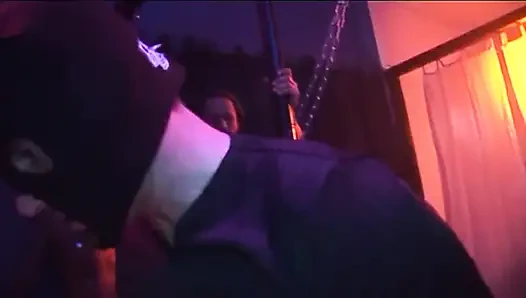 Yakalı sarışın genç kız yumrukla derine yumruk sokuyor ve ıslak damlatıyor