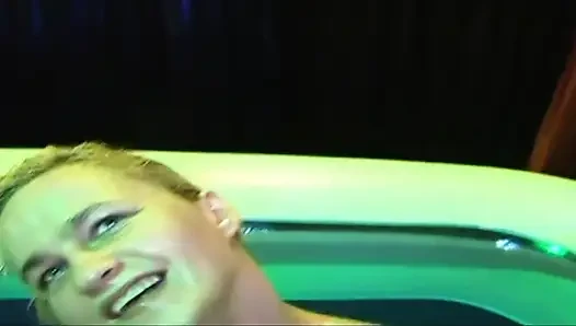 Ölige gangbang-schlampen wurden in der pool-orgie weit gedehnt