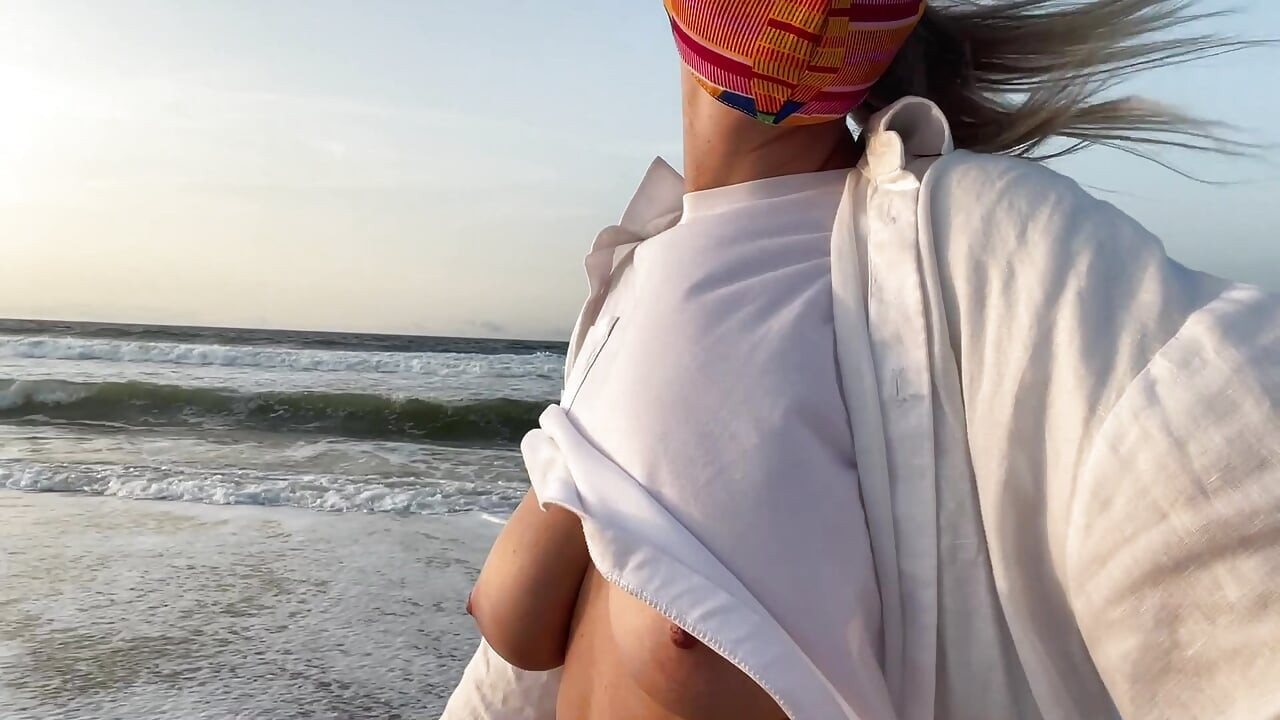 Блондинка С Большой Грудью Без Лифчика Гуляет По Улице