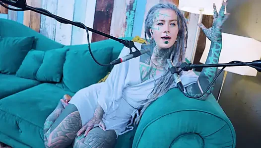 Aku bicara tentang L - LOVE - ASMR podcast SFW berbicara tentang gadis gothic bertato rambut gimbal