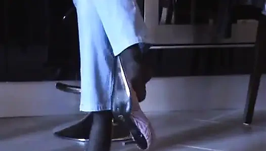 Schuhspiel in schwarzer strumpfhose und rosa pumps