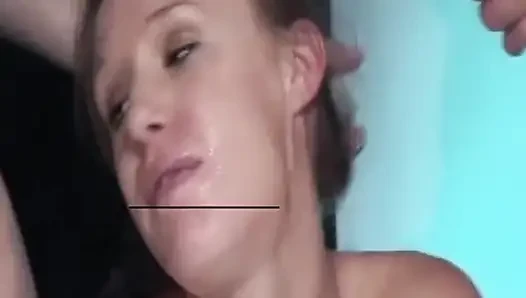 Blonde MILf nimmt großen schwanz tief vor massiver gesichtsbesamung
