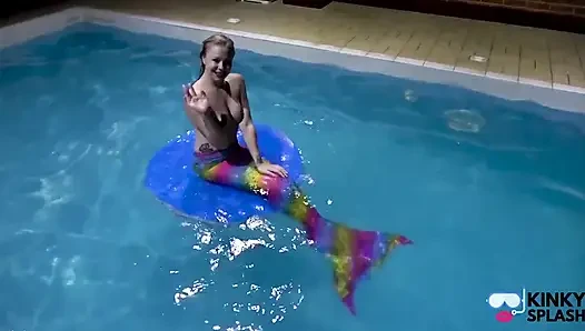 Tutsak deniz kızı havuzda seni azdırıyor