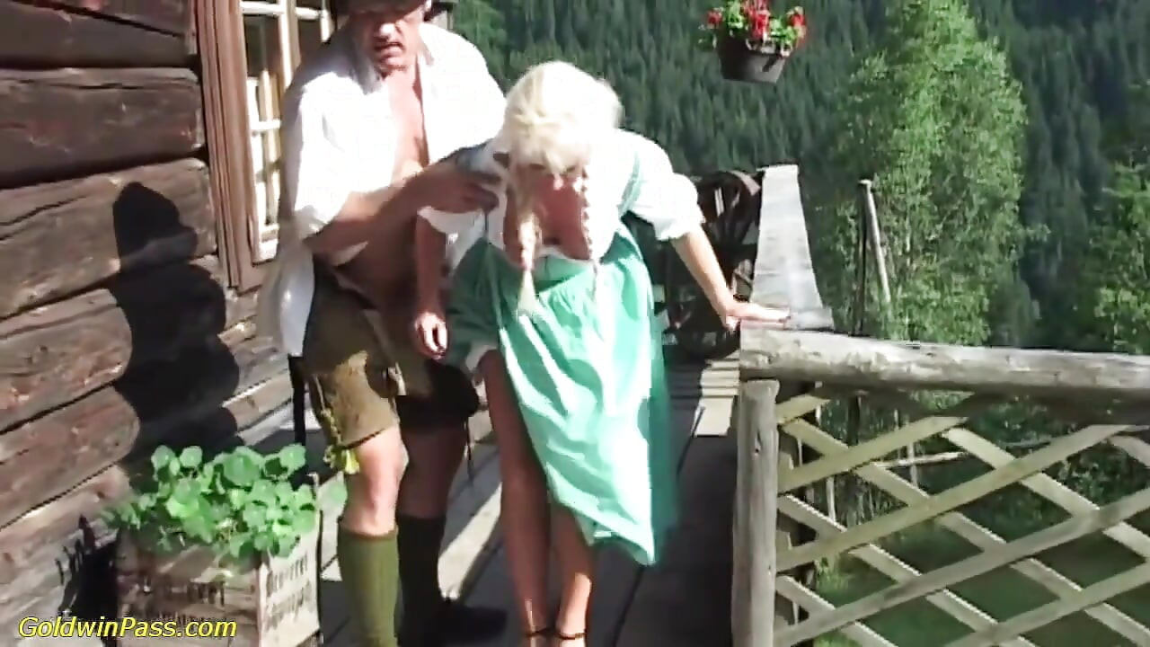 Rondborstige slet zuigt lul