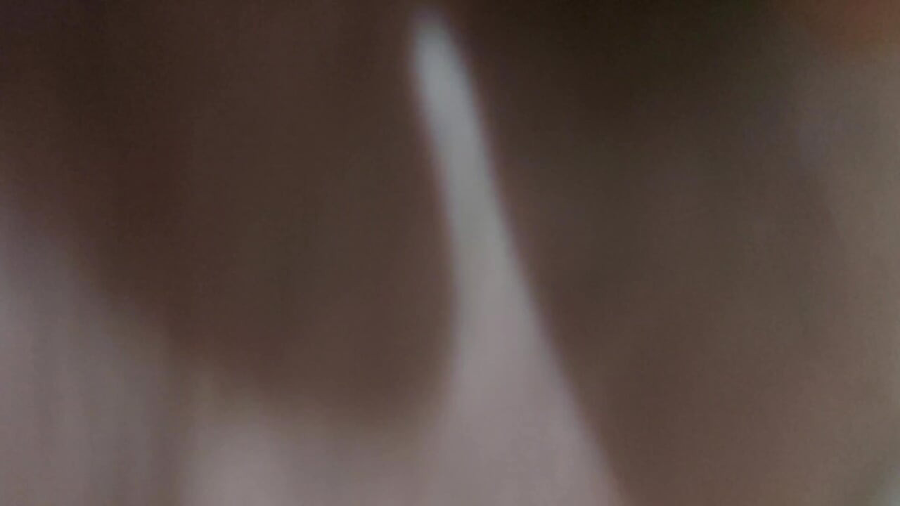 POV: Het koppel ontdekt elk punt van de penis van dichtbij en speelt met de