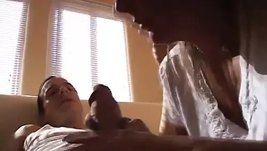 Pelacur kulit putih dewasa yang kegemukan disodok oleh tusukan yang lebih muda di tempat tidurnya