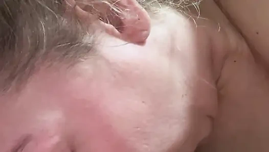 Sarışın ateşli evli kadın oral seks ve derin gırtlak