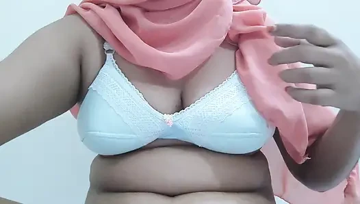 Hintli bangla tesettürlü güzel kız kendini sikiyor videosu.