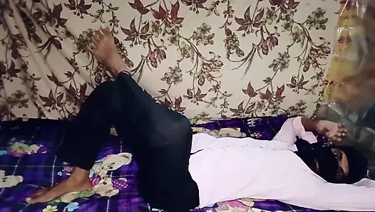 Arkadaşının genç kızını eve çağırıyor ve onu sert sikiyor
