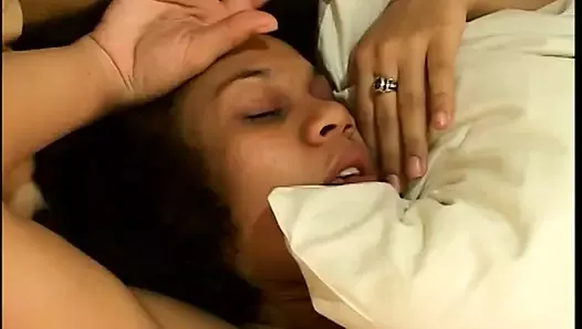 Возбужденная беременная чернокожая обожает принимать это, лежа на кровати