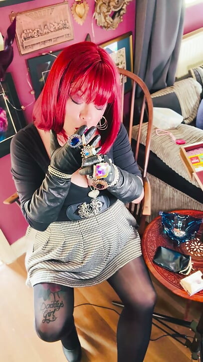 A Naughty secretary Tina Snua Dons Leathe Gloves, Jewellery & Chain Smokes 2 Cigarettes - Smoking Pantyhose