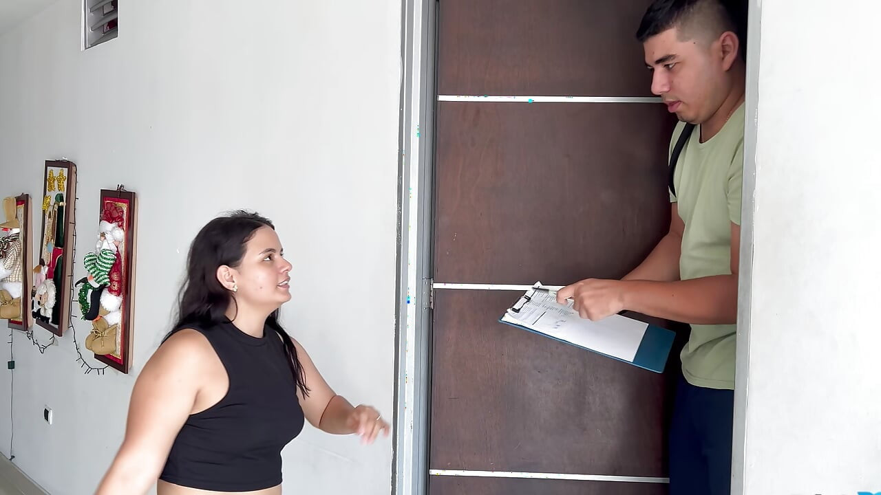 YOUNG WOMAN WAITS FOR HER HOME AND HE ARRIVES WITH A TRIPLE FAT COCK