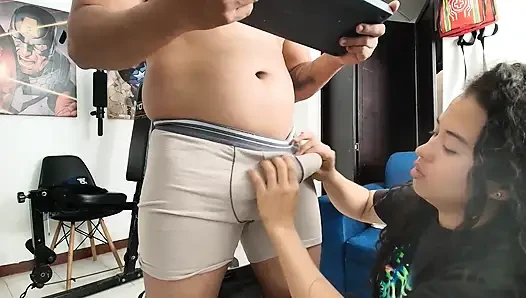 Cowok ini suka muasin kontolku waktu kami lagi sendirian di rumah