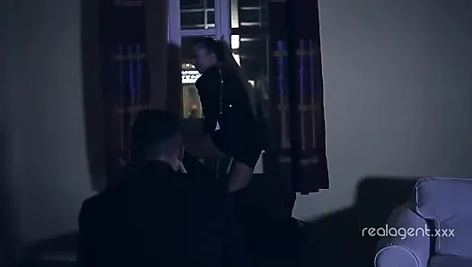 Sürtük geceleri uzun yarak emiyor ve yüzünü dölle kaplıyor