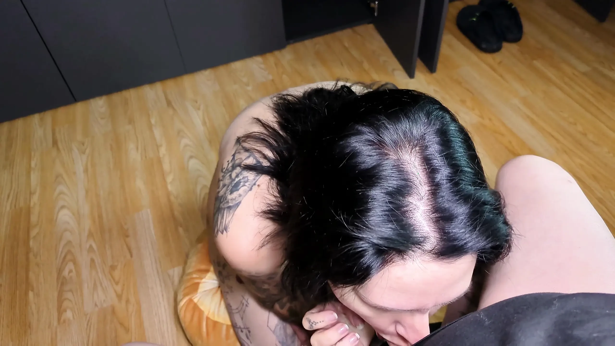 Chica gótica da mamada apasionada