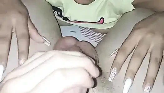 Junge brünette sagt, dass ich sie zum ersten mal wie eine frau fühlen lasse, da ihr ehemann ihr im bett nicht nachkommt, sie ich