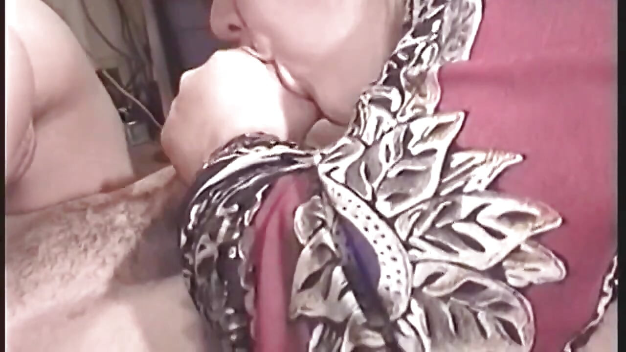 Olgun orta yaşlı seksi kadın ıslak sakso çekiyor ve dölleniyor