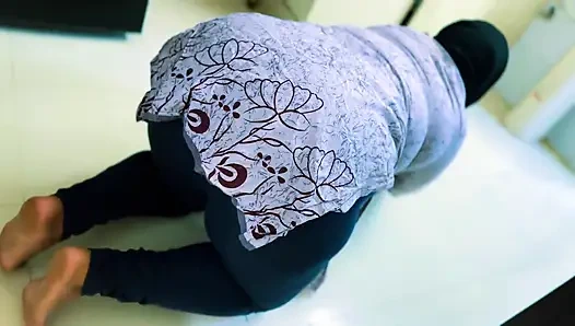 Египетская горячая толстушка горничная застряла под кроватью, и я мастурбирует после того, как увидел ее большую голую задницу