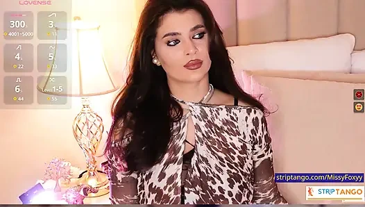 MissyFoxyy выглядит такой хорошенькой и такой сексуальной