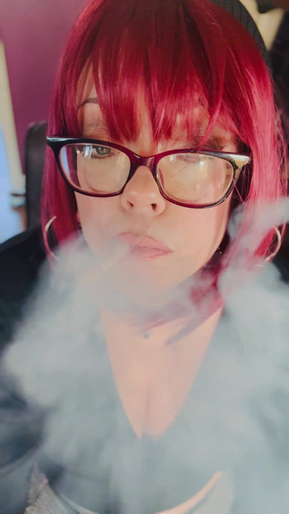 Senhorita Tina Snua adora balançar seu cigarro! Fumante de óculos | Clipe 1