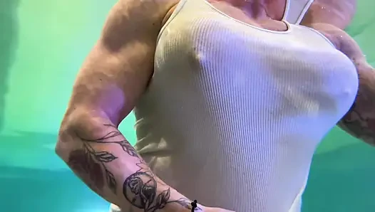 Amazone kandy biegt ihren massiven bizeps in ihrem hotelpool