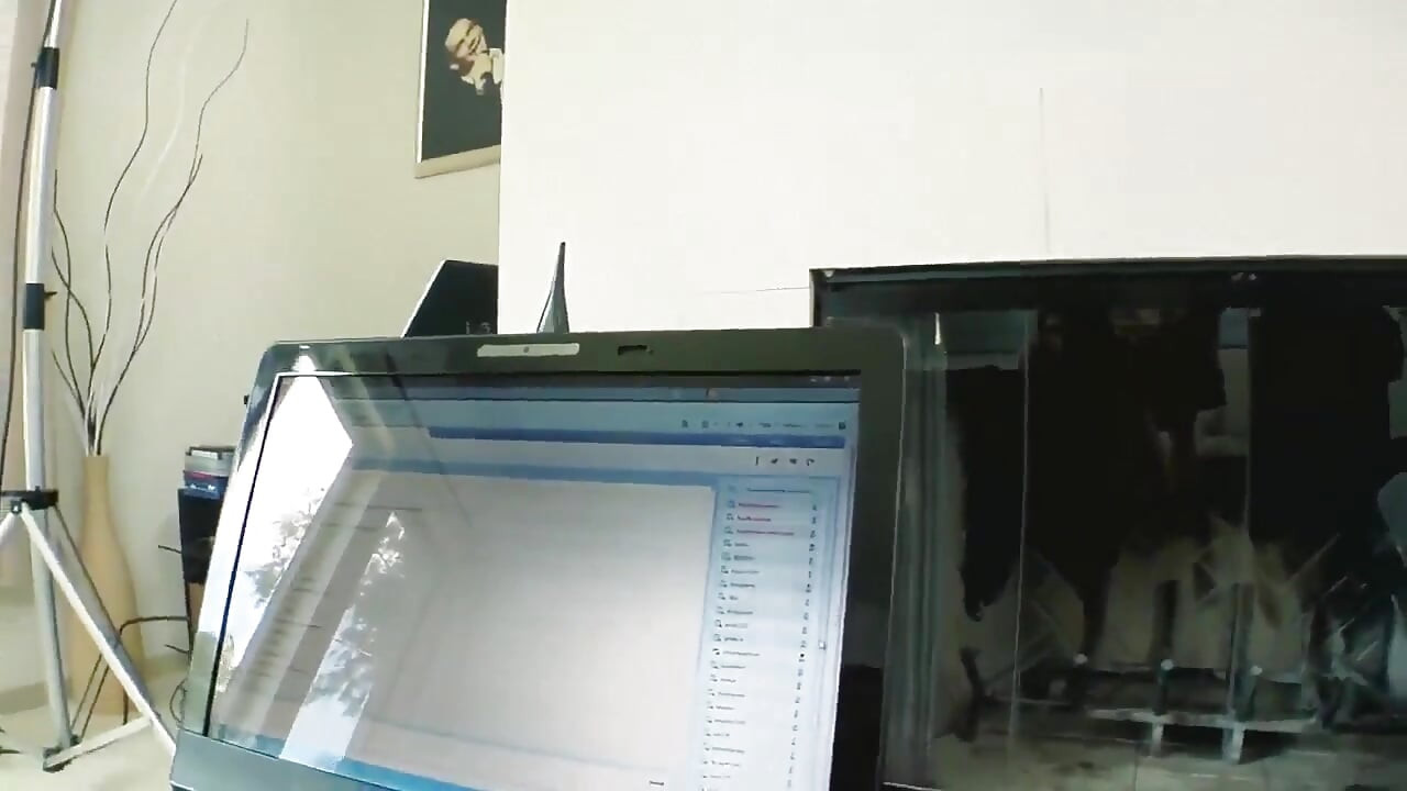 Komşum büyük memeli ve kahverengi saçlı bir sürtük amını web kamerasında siktiriyor
