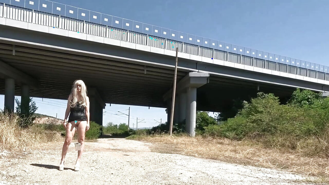 Escravo Tih Mostra Sua Buceta E Mamas Sob A Ponte