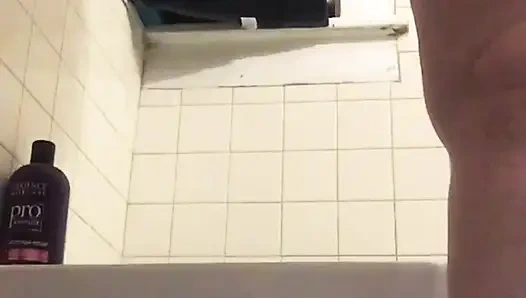 Aku lagi asik ngocok kontolku dengan kaus kakiku yang bau dan kakinya yang kotor