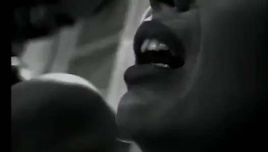 Подтянутую милфу с большими сиськами жестко трахает ее муж с большим членом