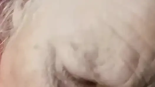 Tonton cewek semok ini lagi asik nyepong kontol temannya!
