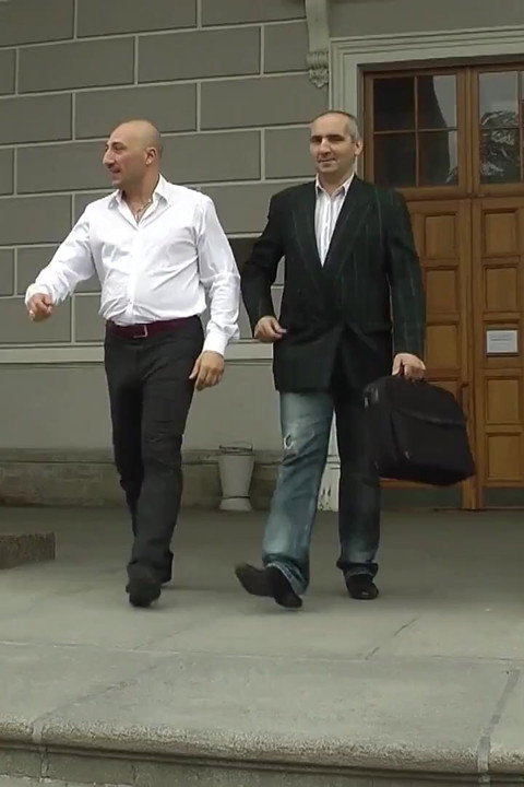 Genişleyen delik sert sert darbeler için yalvarıyor