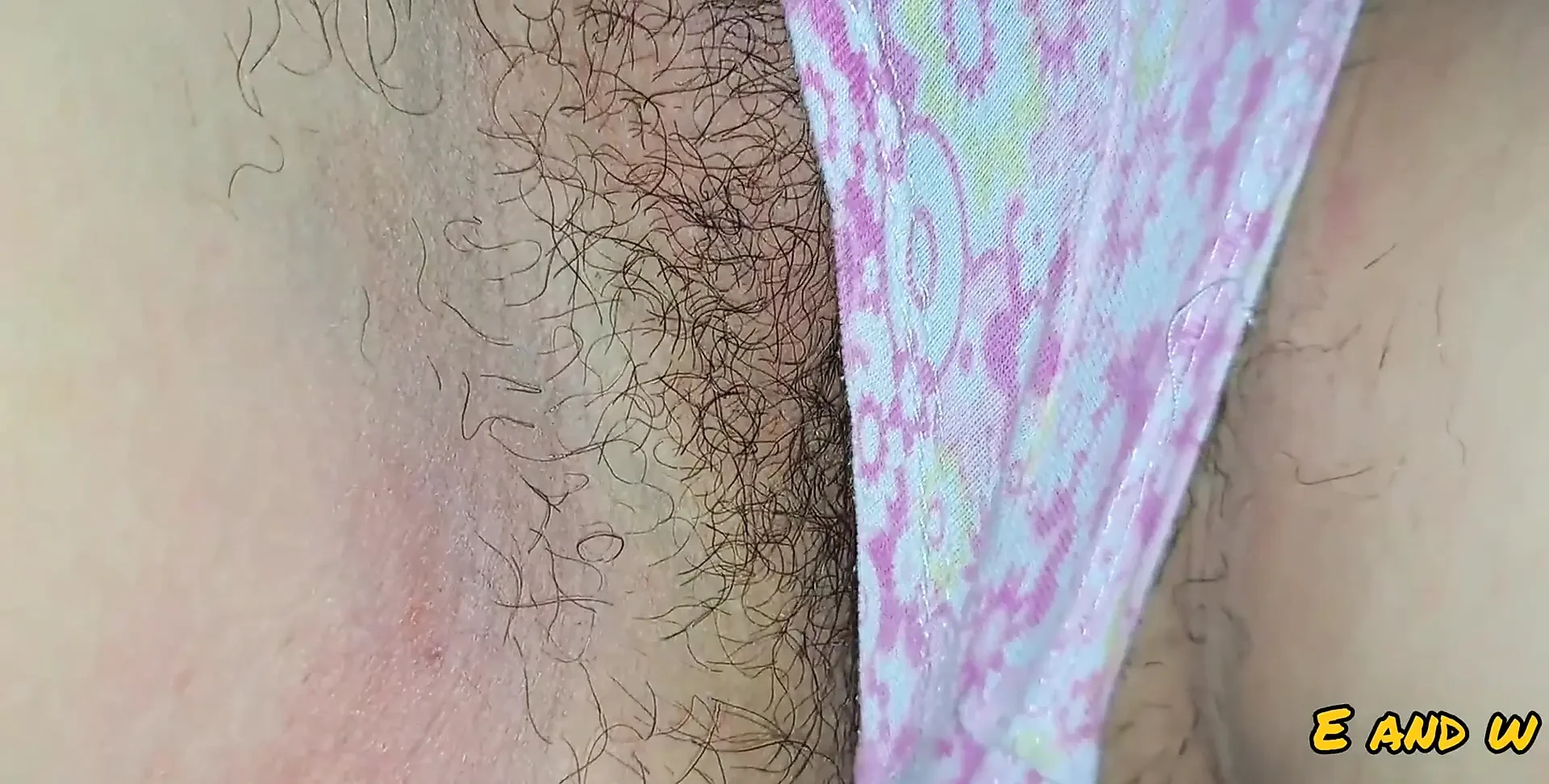 当我们看电视时, 我的继女让我玩弄她的阴户