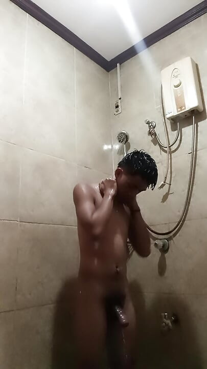Filipino Twink Shower Wank: FLESHLAB Exclusive