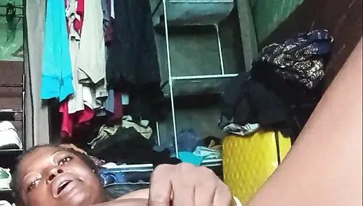 Cool Reels si cewek sange ini lagi asik masturbasi live sambil pamer tubuh aduhainya