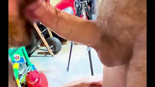 İnşaat üvey babası arkadaşıyla garajda eğleniyor
