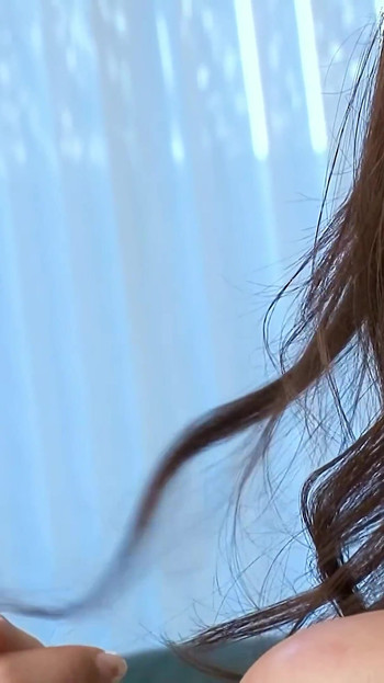 Şık Japon orta yaşlı seksi kadın erkeklere ateşli seks ve ateşli döllemeler için yardım ediyor