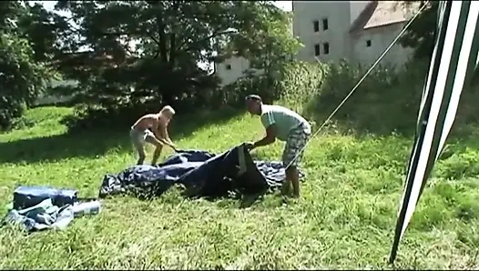 Pantat mungil pirang ngentot di taman